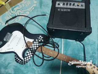  3 جيتار الكتريك كورت اسود مع امبلفاير و ستراب استخدام اقل من سنة بحالة وكالة