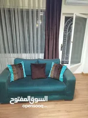 4 بيع طقم جلوس لون تركواز غامق مكحل باللون البني مكون من ثلاثيه ثنائيه ومفردتين مع بردايه فوال  250 سم