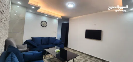  5 شقة وسط البلد قريبة من جميع الخدمات الشقة مكونة من غرفتين وصالون وحمامين ومطبخ وبرندة