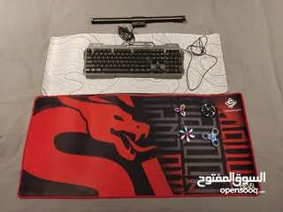  1 red and black 400*900  black and white mousepad 300*800 1 keyboard 4 fidget spinners   moniter light