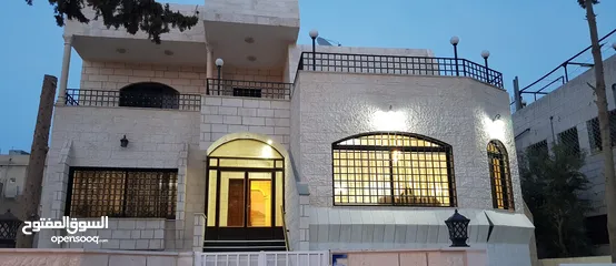  3 منزل (فيلا) مستقلة استثنائية بموقع مميز مكونة من ثلاث طوابق للبيع بسعر مغري