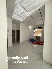  5 ثالث مع روف 122 متر في مرج الحمام قرب دوار المرزوق بتشطيب فخم