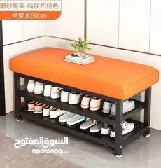  2 كرسي مريح مع مقعد مبطّن باللون البرتقالي  وإطار معدني قوي باللون الأسود مصمم ليجمع بين الراحة وتنظيم