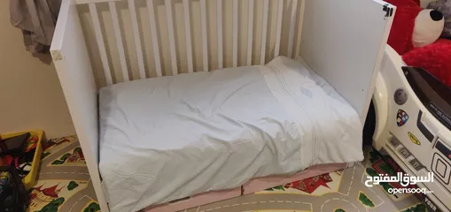  1 سرير اطفال مع مرتبة من IKEA