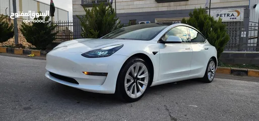  25 Tesla Model 3 -
