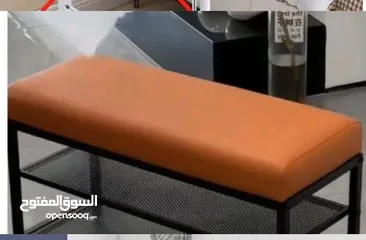  4 كرسي مريح مع مقعد مبطّن باللون البرتقالي  وإطار معدني قوي باللون الأسود