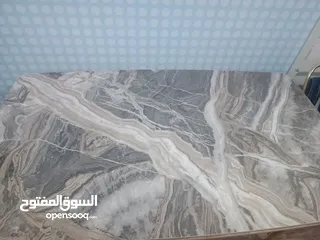  4 طاولة طعام جميلة ذهبية مع كراسي زرقاء عدد 6 استخدام سنة فقط والبيع بسبب السفر 