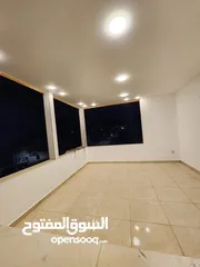  14 شقه طابقيه لها مدخلين معها غرفه علي السطح