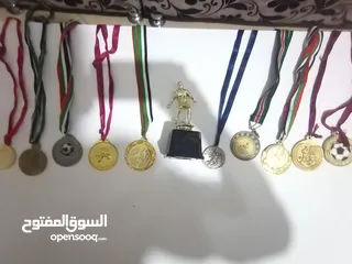  3 كلهم كوم  مجسم لاعب كرة قدم و10 ميداليات