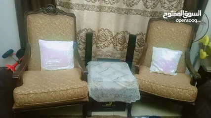  5 طقم كنب مستعمل بحالة جيدة 9 مقاعد و طاولة السفرة مع 4 كراسي