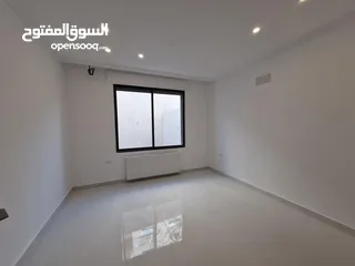  6 شقة طابق ارضي مميزة للبيع بمساحة 196 م بنظام شبه ڤيلا ،ثلاث مداخل مع ترسات واسعة وتشطيبات راقية .