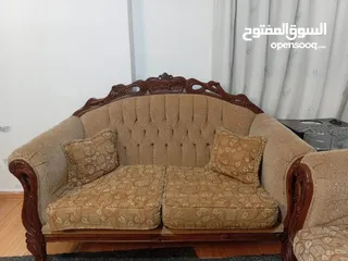  1 طقم كنب مستعمل بحالة جيدة للبيع بداعي السفر