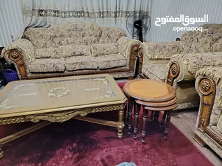  4 أثاث غرفة جلوس كامل (طقم كنب +طاولة صالون +3 طاولات صغيرة) بحالة جيدة جداً بسعر مغري