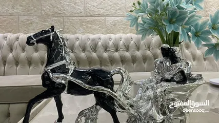  2 مسجم فاخر منزلي مستعمل للبيع — مجسّم فاخر لحصان وعربة كلاسيكية – قطعة ديكور أنيقة