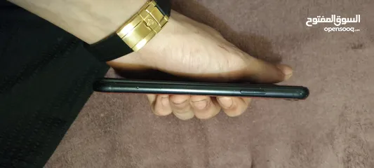  3 ايفون XR بسعر مغري للتواصل