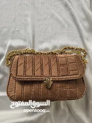  9 حقيبة يد أنيقة لون مميز  - تصميم يدوي بخيوط فاخرة وسلسلة ذهبية لإطلالة ناعمة وعصرية.