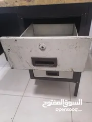  9 طاولة مكتب استعمال طالب جامعي نظيفة بدي حديد وسطح خشب ثقيل طول 66cm وعرض 121cm وارتفاع 110cm