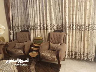  3 طقم كنب بحاله جيده جدا للبيع مع سجاده والبردايه