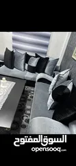  1 طقم كنب لون اسود وسكني للبيع