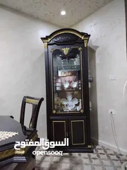  4 طاولة سفرة مع فضية للبيع بسعر 200 حالة جيدة