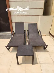  2 كرسين شمسي وطاولة