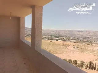  12 شقة طابقية للبيع في ابو نصير