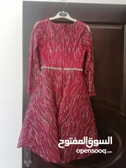  6 فساتين سهرة مقاس s/m جودة ممتازة جدا ملبوس لبسة واحدة فقط بحالة الجديد...لون أسود واحمر وأخضر