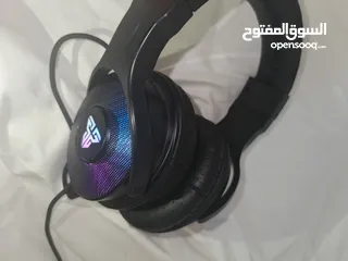  10 سماعات رأس RGB بإضاءة ملونة ساحرة وصوت نقي وواضح – أفضل تجربة صوتية وتصميم عصري بسعر لا يُقاوم!