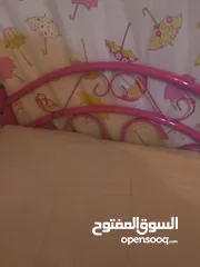  1 تختين حديد شبه جديد بحالة الممتاز سبب البيع ديق المكان مو بحاجه لاي شي لا دهان لون زهر يت اصل واتس