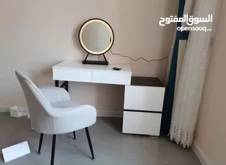  1 تسريحة مودرن مع خزانة جانبية – لمسة فخامة لغرفتك!