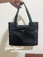  1 شنطة يد برادا اصلية 100% سعرها اكثر من 500 دولار وبحالة ممتازة جدا