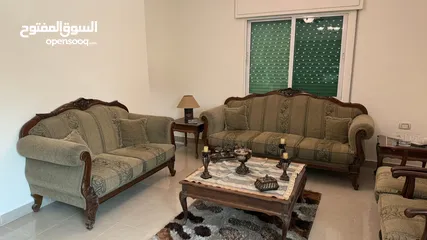  1 طقم كنبايات 7 مقاعد مع بوفيه خشبي أنيق مع طقم طاولات، 3 برادي، ثريتين، سجادة.