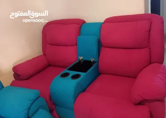  8 طقم ريكلاينر مودرن ثقيل بحاله جيده جدا شبه جديد غير مستخدم و يتم التحكم بجلسته