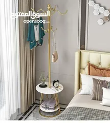  2 ستاند تعليق مع طاولة جانبية – قطعة فخمة تغيّر شكل غرفتك بالكامل!