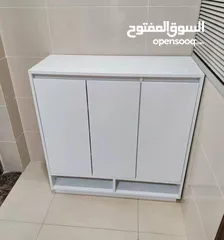  1 خزانة احذية خشبية ايطالية تصميم ذكي مع أجنحة فتح مريحة ولون أبيض أنيق تساعدك على انشاء مساحة معيشة