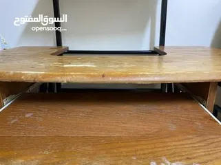  3 طاولة كمبيوتر مستعمل بحالة جيدة للبيع السعر 10 دنانير بس ما بقدر احط 10