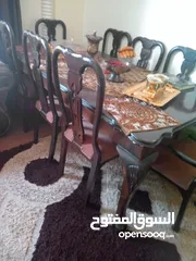  1 طاولة سفرة و 8كراسي خشب اصلي للبيع لعدم توفر المساحة