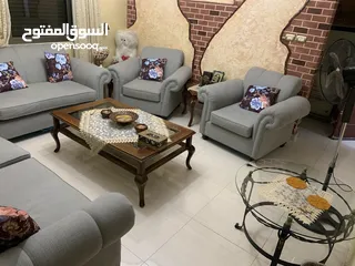  4 كنب 7 مقاعد بحاله ممتازة  مع 4 طاولات خشب للبيع