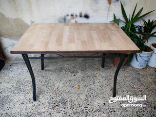  1 طاولة وجه خشب وقاعدة  حديد حجم 115 ب75 ارتفاع 75 بسعر 8 دنانير  عنوان عمان الهاشمي الشمالي