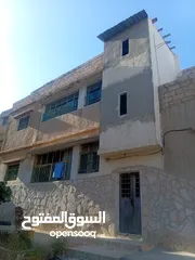  4 بيت مكون من طابقين وشقه بجانبهم للبيع