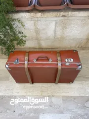  25 شنط سفر وحقائب قديمة ونادرة.