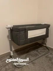  1 سرير اطفال هزاز اوتوماتك تخت اطفال هزاز بحالة ممتازة شبه جديد ونظيف جدا