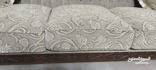  3 طقم ضيوف كنب خشب سويد اسفنج دانلوب ضغط اصلي بحاله الوكاله مرتب جدا وفخم لون طحيني وبيج