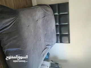  2 تخت كوين سايز (قياس 150*200) راسية جلد مع الفرشة عالية بحالة ممتازة للبيع
