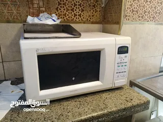 13 عدة مطعم متنوعة بحالة ممتازة للبيع المستعجل