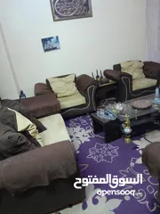  1 هناك  ثلاثه اطقم كنب للبيع