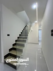  18 حي الريان الجبيهة شقة طابق ثالث مع رووف للبيع