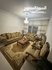  1 طقم كنب 7 مقاعد بحالة ممتازة مع طاولة وسط و جانبيتين خشب و 3 ثريات