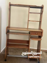  1 طاولة كمبيوتر ماليزي مستعملة بحالة جيدة، اماكن مخصصة لكل عنصر يمكن احتياجه للكمبيوتر.