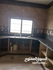  9 يوجد بيت للبيع